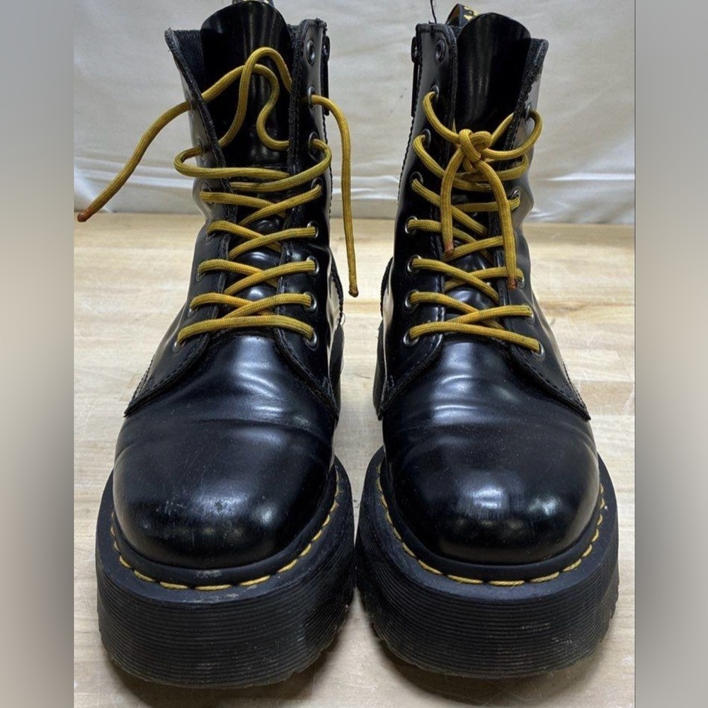 Dr. Martens Jaden Smooth Platform w/ Yellow Laces Size UK 5.  US/M6. US/W7